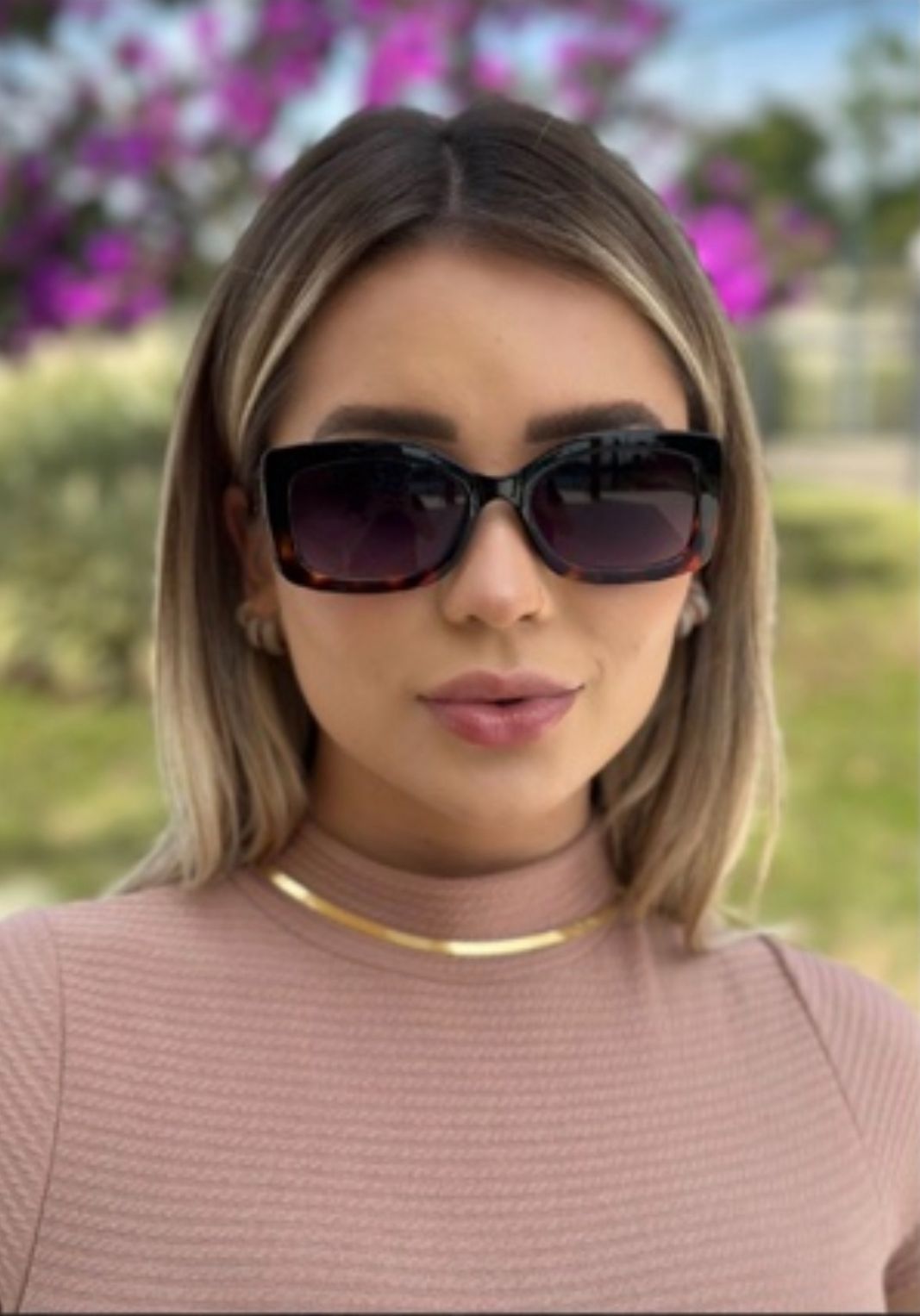 Modelo usando óculos e colar RAMALU