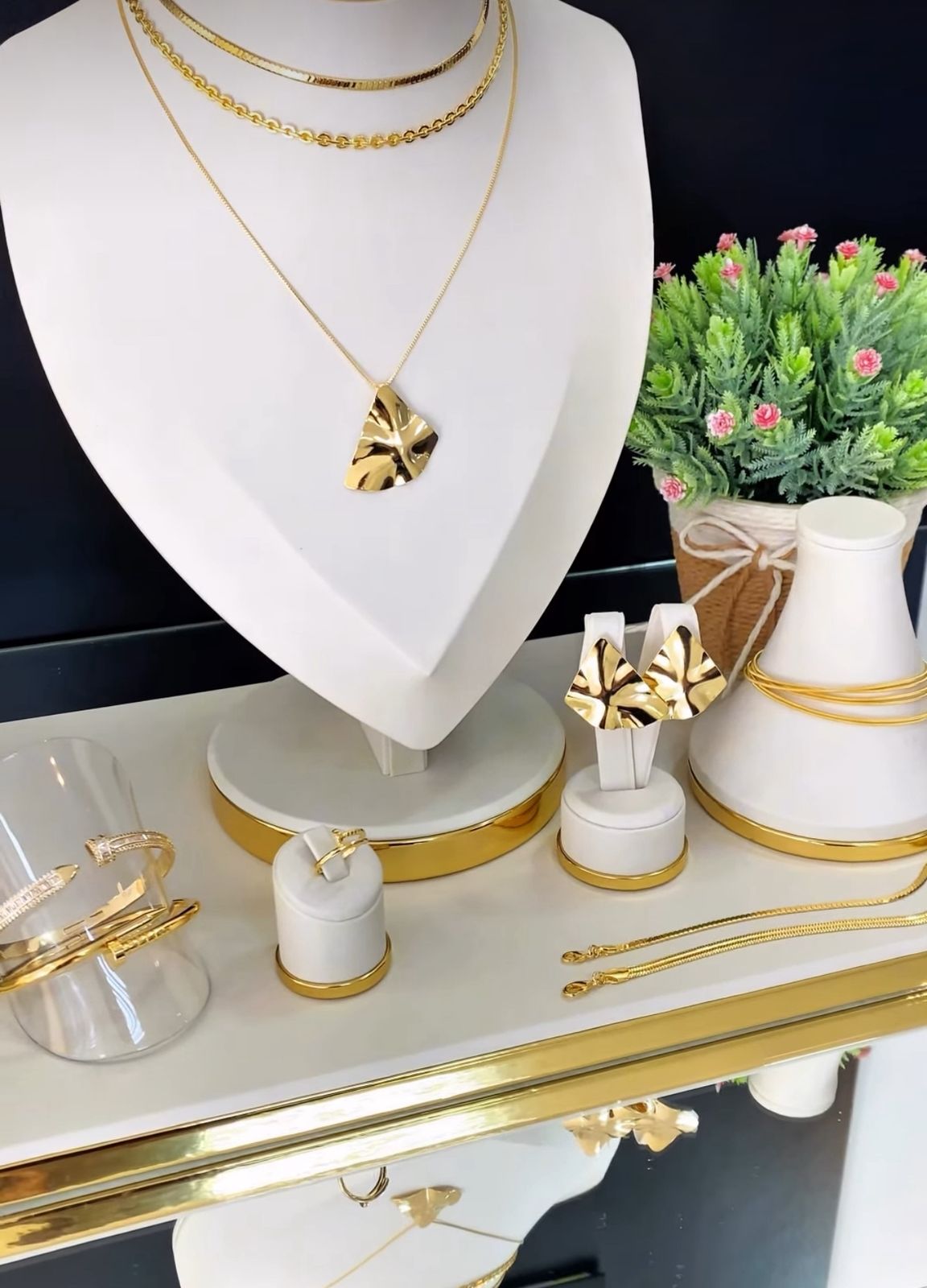 Vitrine com colares e brincos dourados